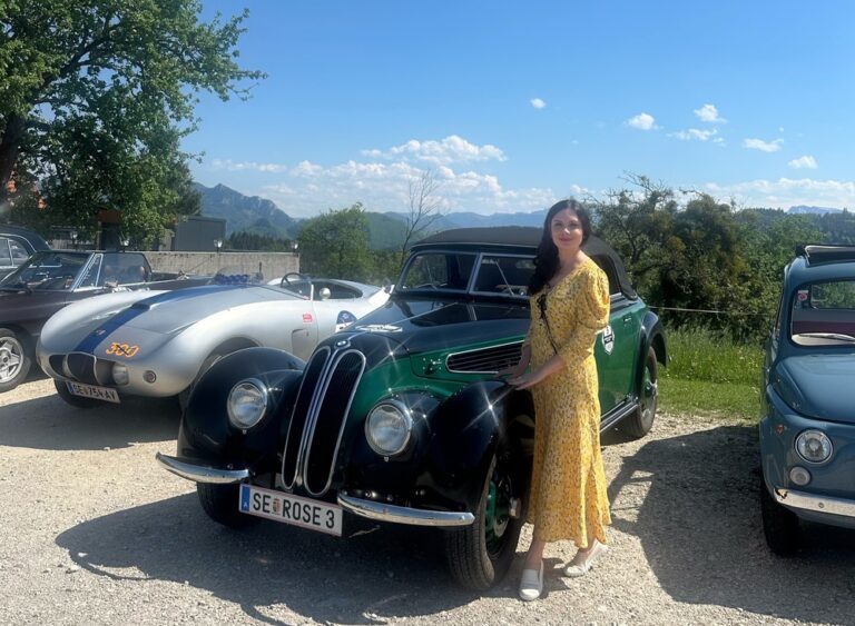 Oldtimer: Mittel und Luxus der Fortbewegung. „Gnu-Antilope“ vor den Alpen